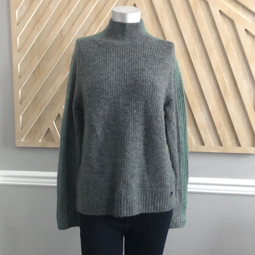 NWT Abercrombie and Fitch sweater small